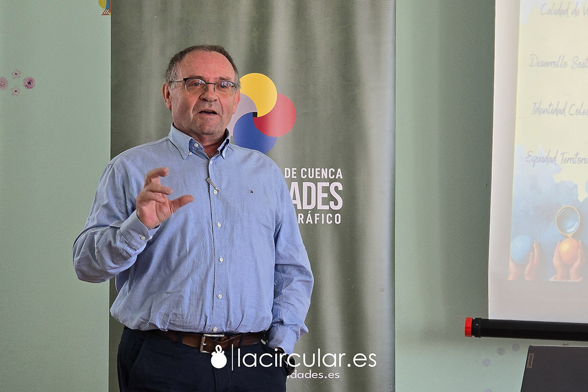 Pascual Rubio presentando la Cátedra Diputación de Teruel Educación y Territorio